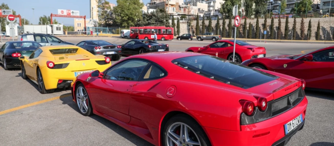 «Κατακλύστηκε» από Ferrari ο Πειραιάς - Στο μεγάλο λιμάνι για το «Ferrari Road Show – Πειραιάς 2021» (φωτο)